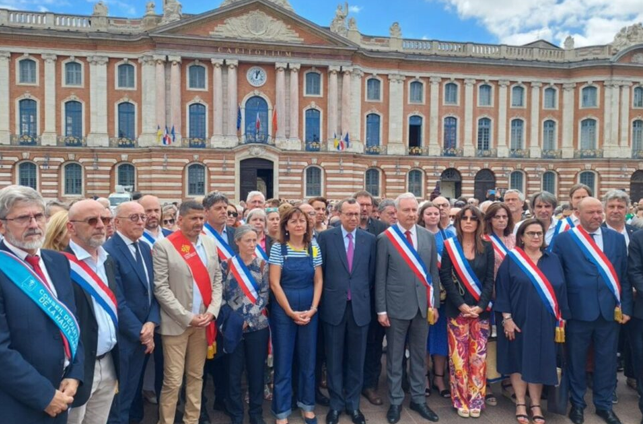 Rassemblement contre les violences envers les élus place du Capitole